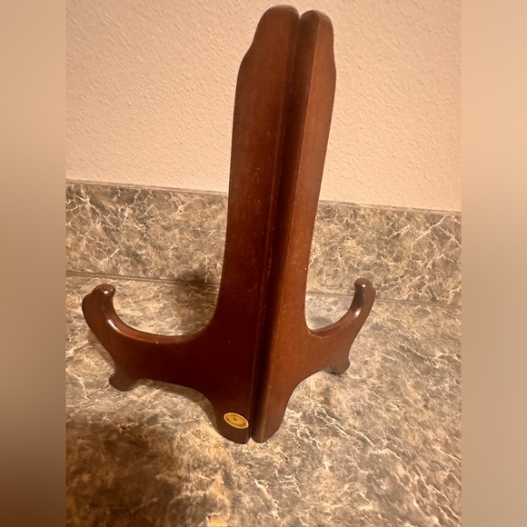 Chardonnay 10” decorative plate with stand included. Pet/smoke free home. - Picture 5 of 5